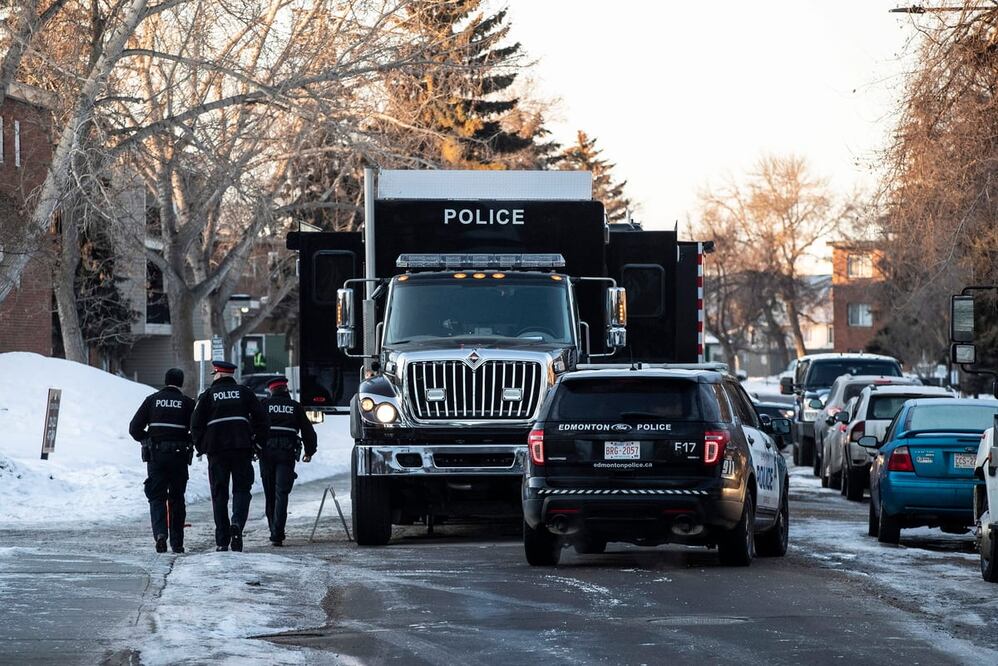 La policía investiga la escena donde dos oficiales fueron asesinados a tiros en Edmonton. Foto: AP