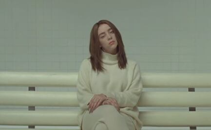 Queman cara de Billie Eilish en su debut como directora