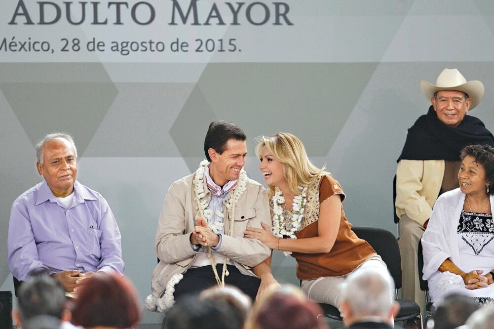 El presidente Enrique Peña Nieto encabezó la ceremonia por el Día del Adulto Mayor, en compañía de su esposa Angélica Rivera (ALEJANDRO ACOSTA. EL UNIVERSAL)