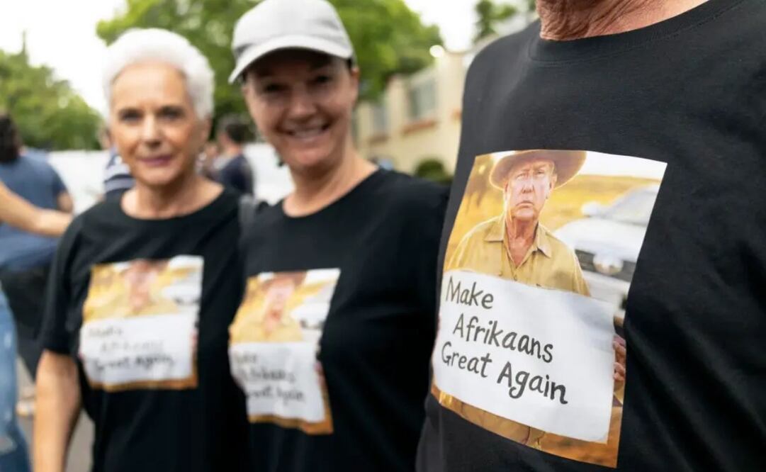 Agricultores afrikáans protestan en apoyo a la orden ejecutiva del presidente estadounidense Donald Trump, que otorga a los afrikáneres el estatus de refugiados en Estados Unidos, frente a la embajada estadounidense en Pretoria, Sudáfrica, el 15 de febrero de 2025. Foto: EFE