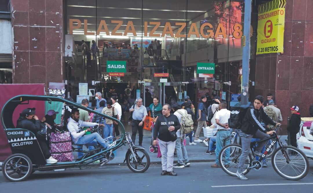 Tras el operativo, la plaza siguió en funcionamiento, muchos locales abrieron y recibieron a los clientes habituales. Foto: de CARLOS MEJÍA. EL UNIVERSAL