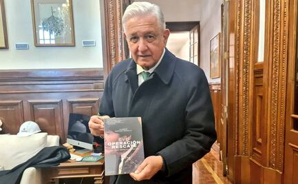 Evo Morales presume foto del "hermano" AMLO con libro de su "rescate" por México