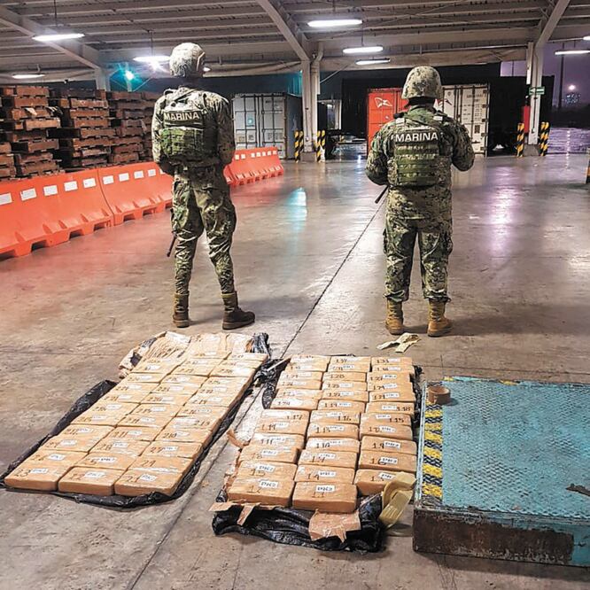 La carga asegurada en el puerto Lázaro Cárdenas, Michoacán, fue puesta a disposición de las autoridades para integrar la carpeta de investigación. Foto/ESPECIAL