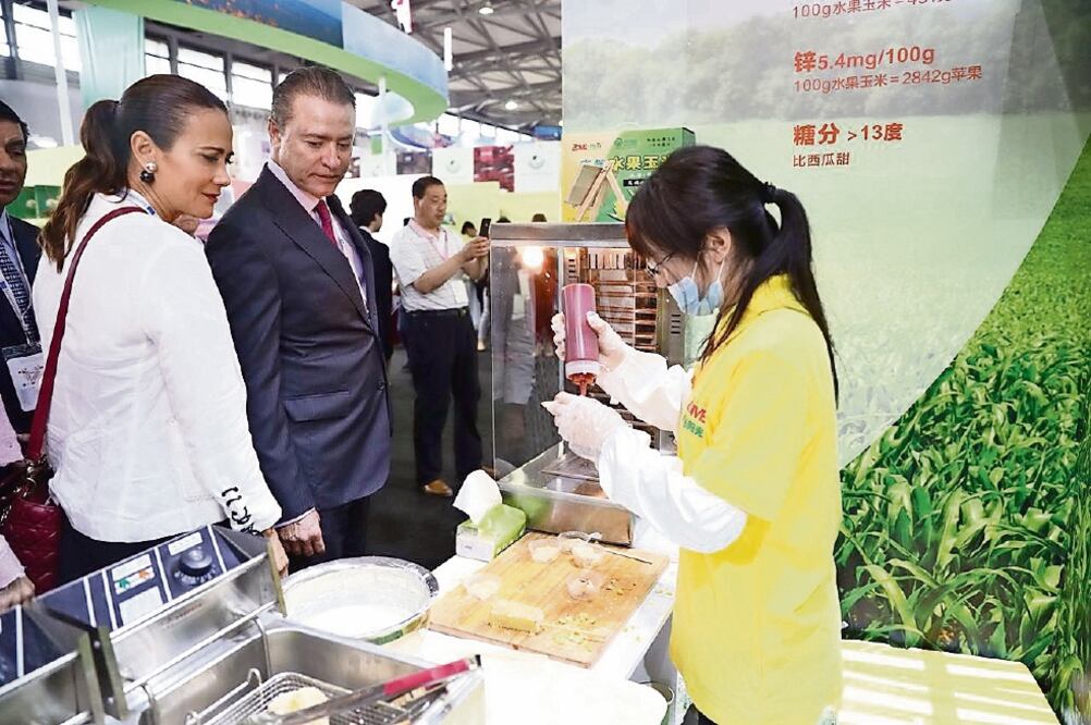 El gobernador de Sinaloa, Quirino Ordaz Coppel, recorrió algunos de los stands en la Expo SIAL China 2018, en la que participan 67 países. 