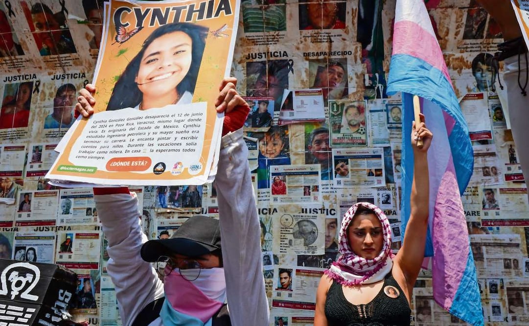 En medio de gritos de “¡México campeón en desaparición! ”, las buscadoras mostraban las fotos de sus desaparecidos. LUIS CAMACHO/EL UNIVERSAL