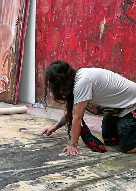 El artista Taka Fernández lleva más de un año de trabajo en la producción del mural Marcha Campesina, de su autoría.