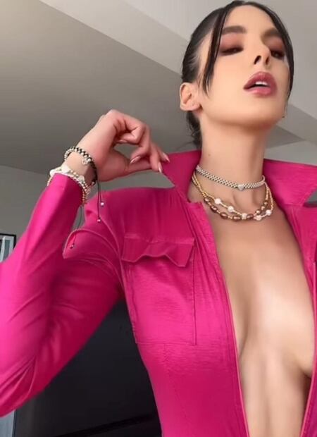 Ary, novia de Luisito Comunica, no cierra su jumper y su look encanta