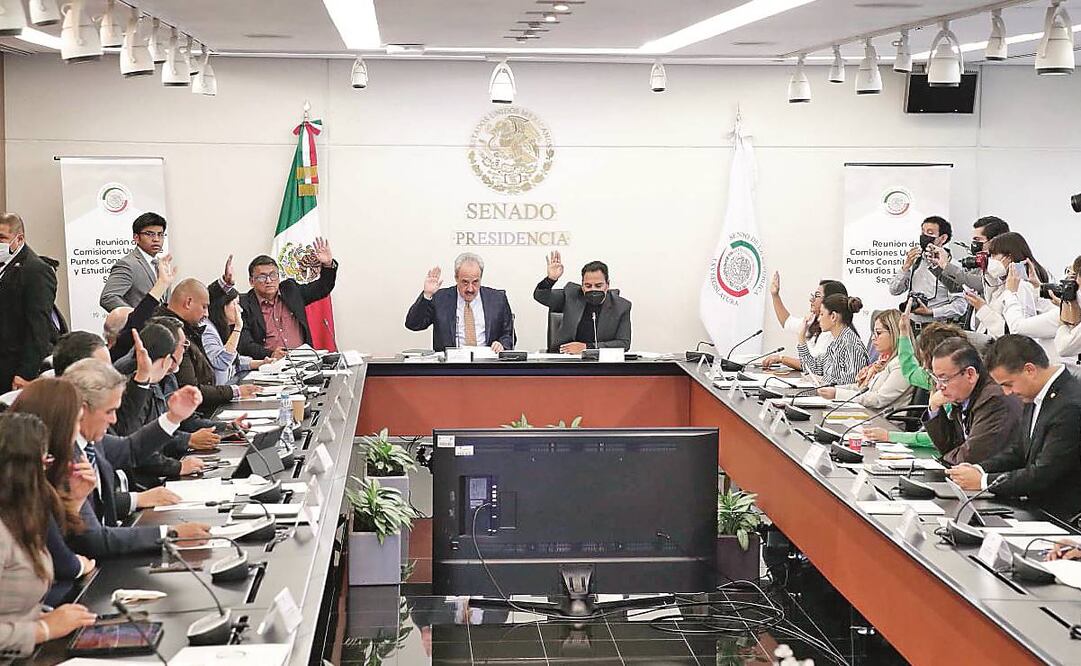 Previo al aval en comisiones, Ricardo Monreal admitió que Morena no cuenta con los votos necesarios para aprobar la reforma en el pleno. Foto: Especial
