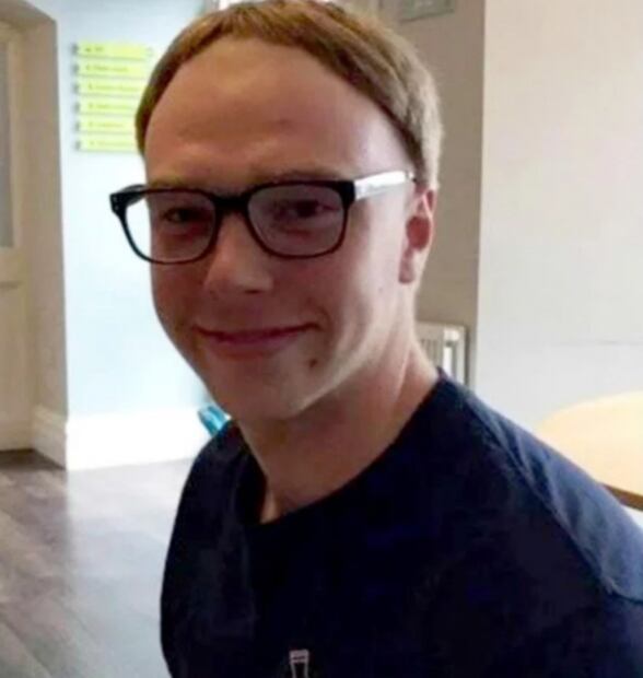 Mujeres cortan el pelo a sus novios en cuarentena y se vuelve viral