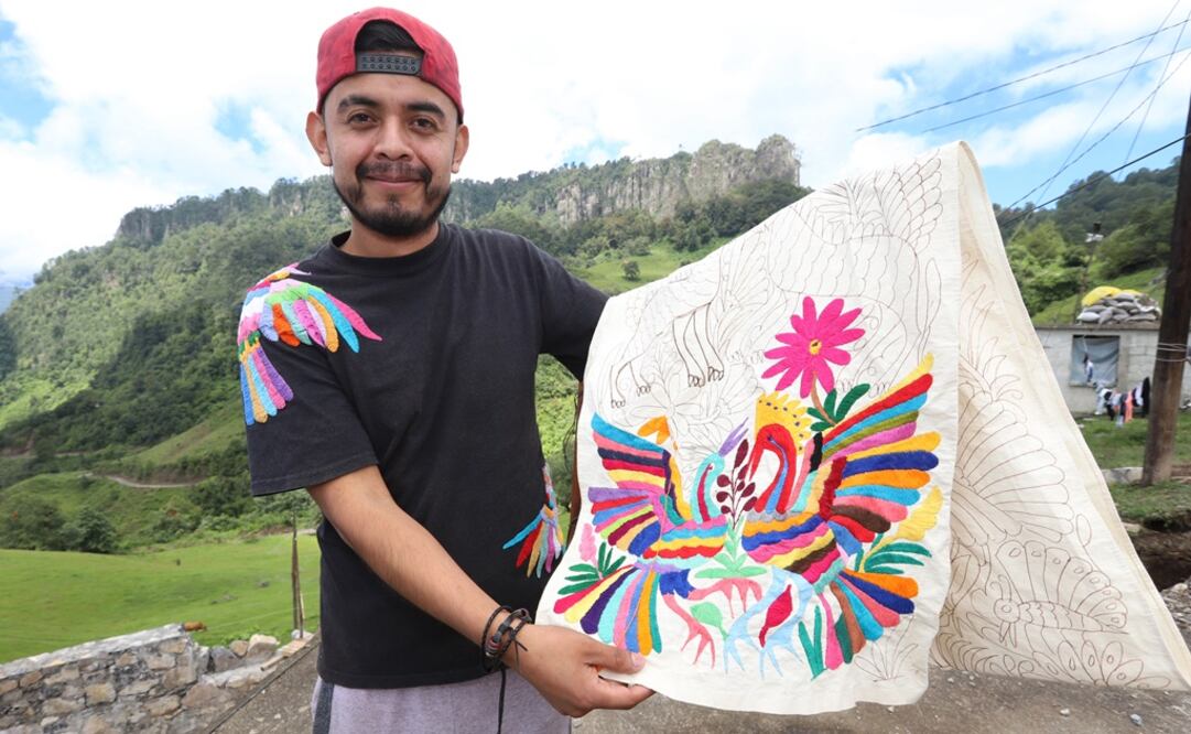Entre los jóvenes también se encuentra Oliver Teodoro, un joven de 27 años, creador del suéter que se hizo famoso luego de que la firma de ropa Mango, de origen español, plagiara su diseño. Foto: Berenice Fregoso / EL UNIVERSAL.