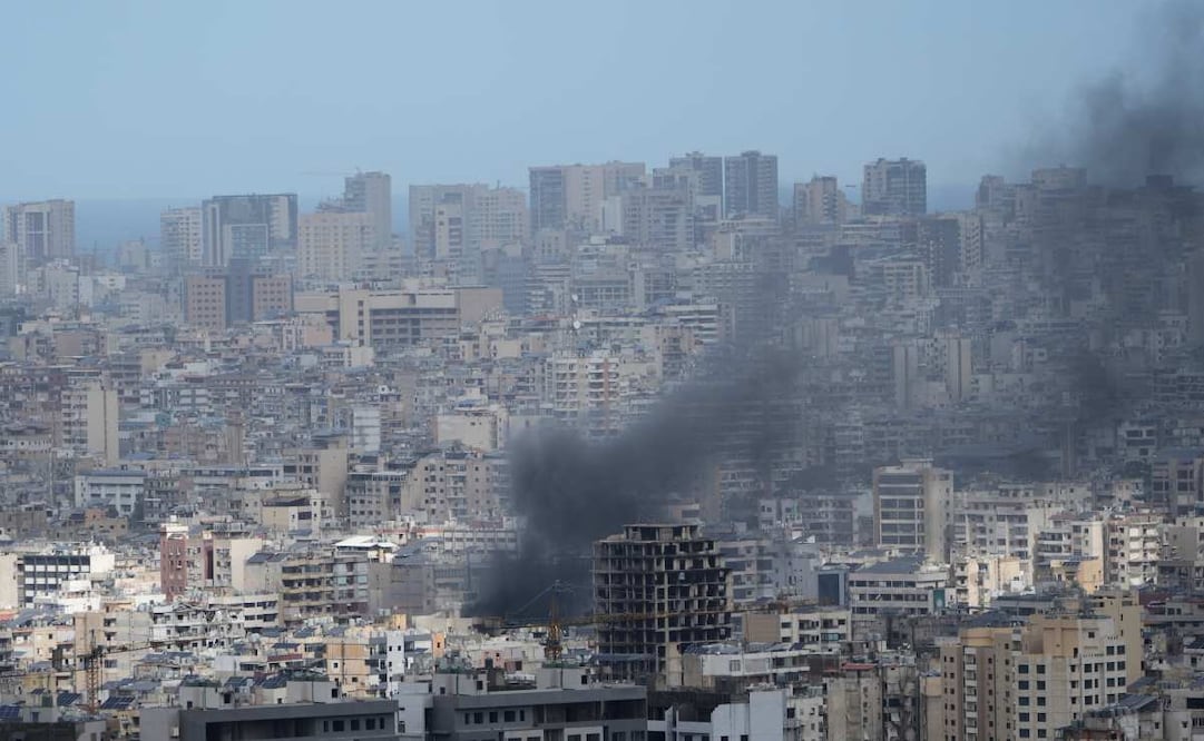 Una columna de humo se eleva tras un ataque aéreo israelí en Dahiyeh, en los suburbios sureños de Beirut, Líbano, el lunes 30 de marzo de 2026. Foto: AP