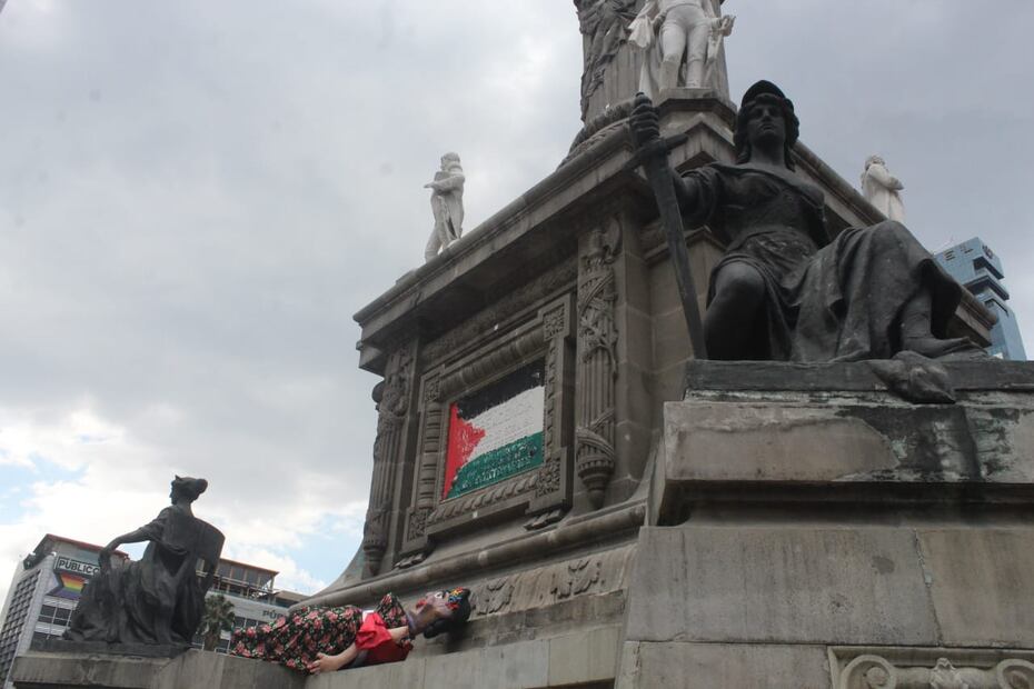 En el marco de la XLVI marcha del orgullo LGBTTTIQ+ un grupo de activistas pintó la bandera de Palestina en la placa Poniente del Ángel de la Independencia.
Fotos y video: Francisco Rodríguez/EL UNIVERSAL.