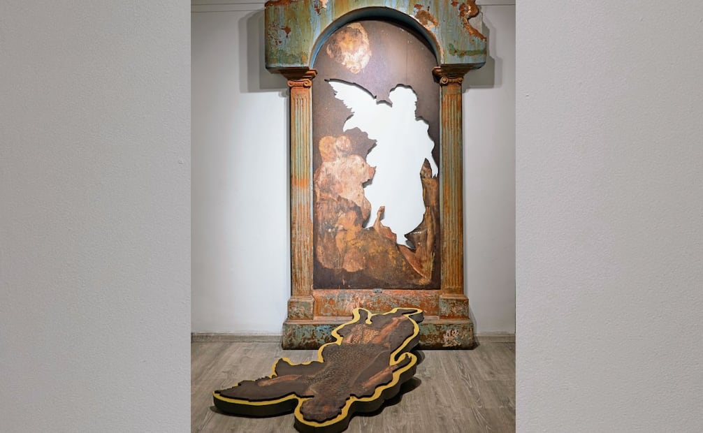 La exposición incluye la pieza Ángel Caído (1995). Óleo y óxido sobre lámina. Foto: Galería Pablo Goebel Fine Arts