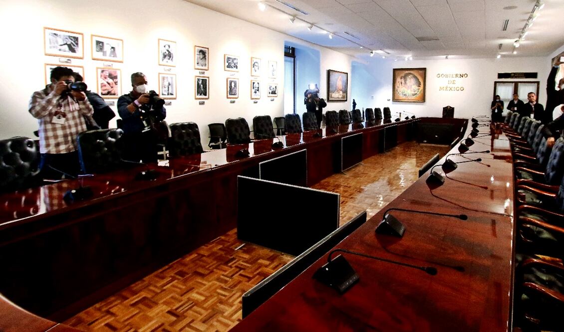 El Salón Ignacio Zaragoza cuenta con una mesa de forma ovalada con pantallas de televisión y micrófonos. Foto: archivo/EL UNIVERSAL