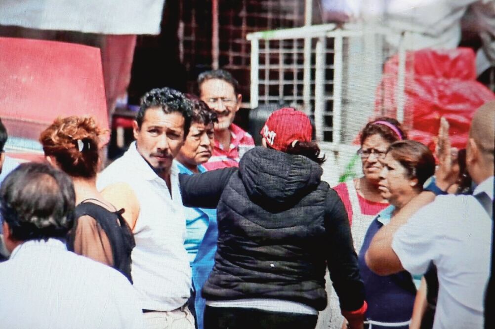 Hombres y mujeres presuntamente irrumpieron en el foro que se realizaba en Iztacalco, gobernada por el PRD, donde hubo gritos y jalones contra los asistentes al evento convocado por Morena (ESPECIAL)