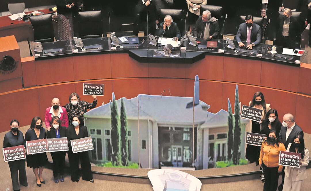 Legisladores del PAN mostraron una maqueta de la ya llamada casa gris de Houston, Texas. Foto: Berenice Fregoso