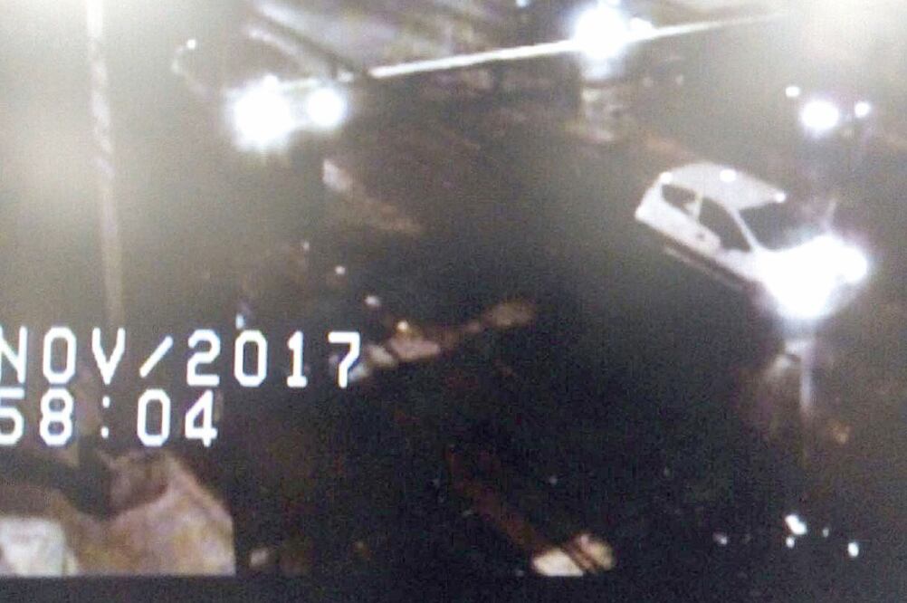 Fuga. Con las cámaras de seguridad también se siguió la ruta del Spark en el que huyeron asaltantes. (ESPECIAL)