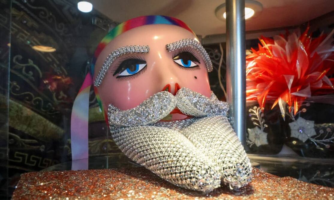 Las máscaras son adornadas y pintadas con acabados en pedrería o bordadas en canutillo de oro y plata, todas importadas de Europa. Para crear una sola máscara, los artesanos dedican hasta un día de trabajo completo. Foto: Luis Camacho/EL UNIVERSAL