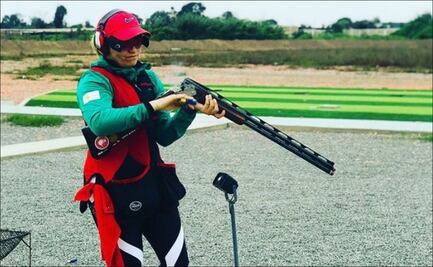 Alejandra Ramírez pone el arco bajo llave para tomar la escopeta