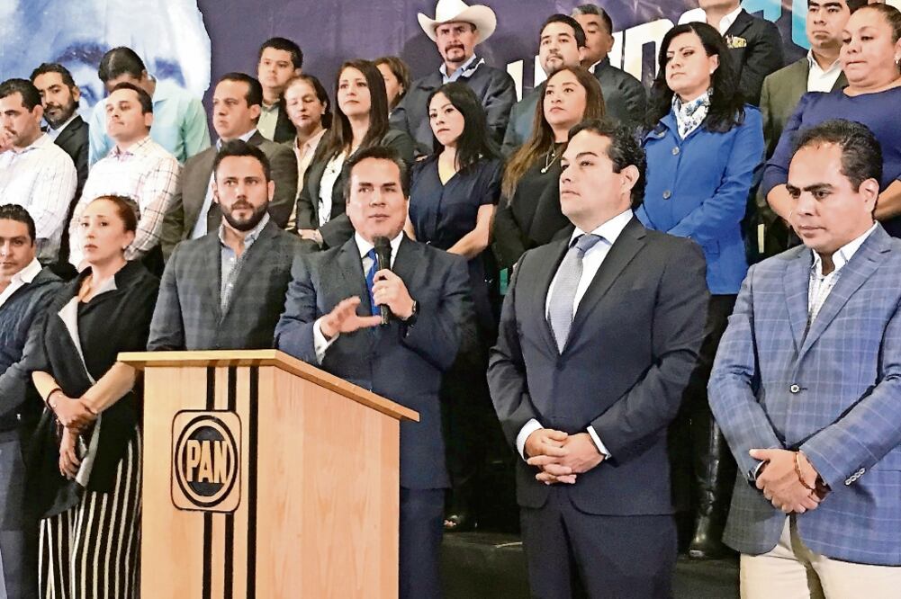 Víctor Hugo Sondón (centro) reiteró, ante alcaldes y diputados de su partido, que Morena está sobrerrepresentado en la Legislatura, por lo que mantienen la exigencia de lograr 4 diputaciones más (REBECA JIMÉNEZ. EL UNIVERSAL)