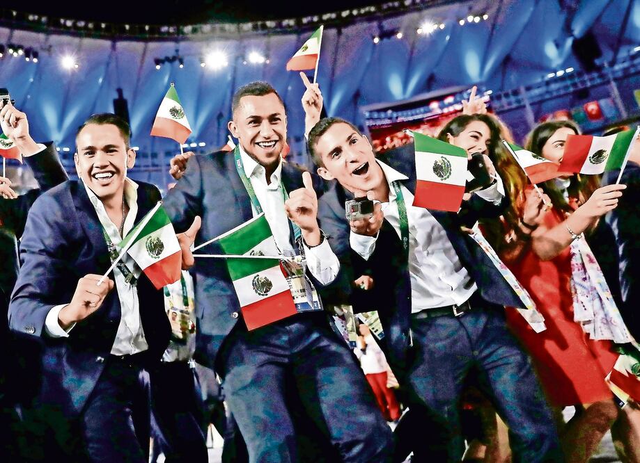 Integrantes de la delegación mexicana desfilaron con trajes de diseñador durante la ceremonia de inauguración (ARCHIVO EL UNIVERSAL)