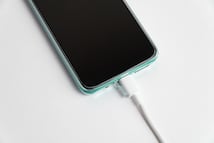 Cómo cargar el celular en la noche sin dañar la batería