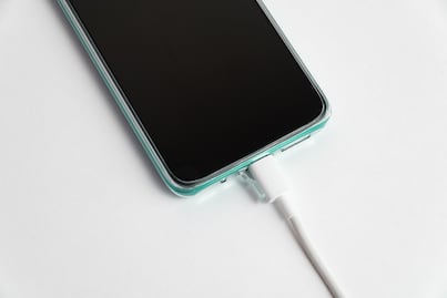 Cómo cargar el celular en la noche sin dañar la batería