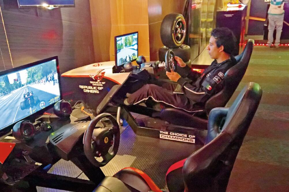 Asus invitó a los jugadores a probar un simulador de carreras de la Fórmula 1. (JESÚS PALLARES)