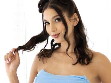 Cómo llevar botas altas en color blanco como Ary Tenorio