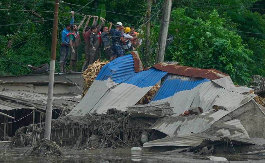 Equipos de rescate tienden una línea de cuerda para buscar supervivientes tras una crecida repentina en el río Trishuli, en el distrito nepalí de Nuwakot, el miércoles 26 de agosto de 2026. Foto: AP