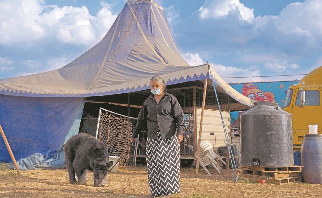 La familia Ibarra Meraz lamenta que no haya ningún tipo de apoyo gubernamental para los trabajadores de los circos; Margarita añora los días cuando las personas se amontonaban para adquirir un boleto y entrar al espectáculo. Fotos: Edwin Hernández