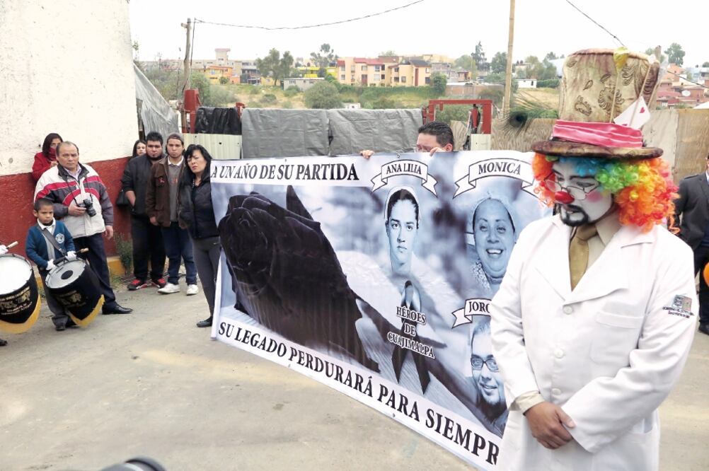 El tío de uno de los camilleros fallecidos en el incidente se disfrazó de payaso, tal como lo hacía su sobrino para divertir a los pequeños que se encontraban internados en el sanatorio (LUIS CORTÉS)