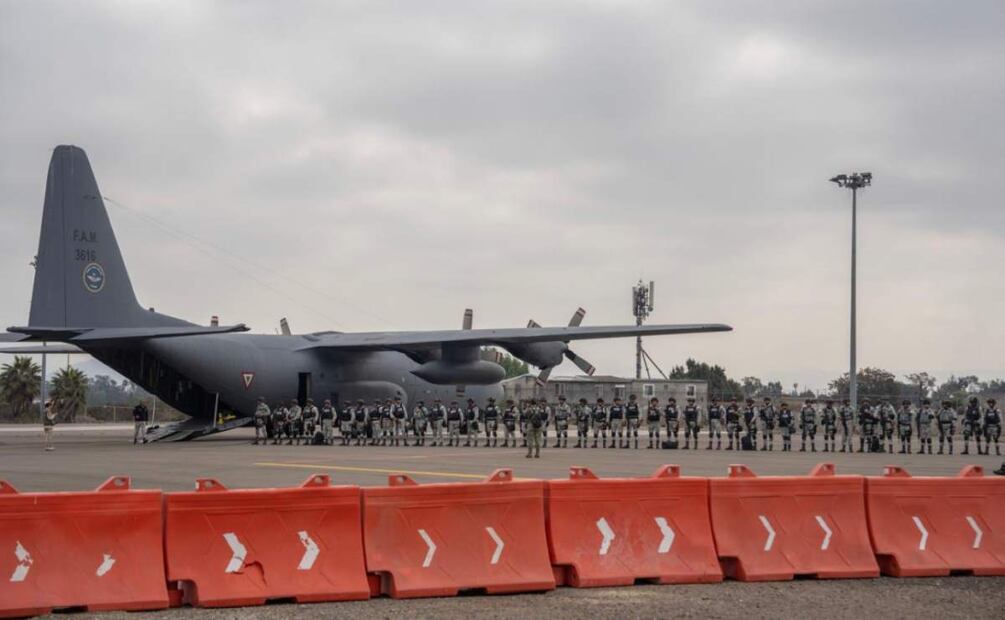 Los elementos bajaron de las aeronaves con el numero 3616 y 3403 en color gris (4/02/2025). Foto: Aimee Melo / EL UNIVERSAL
