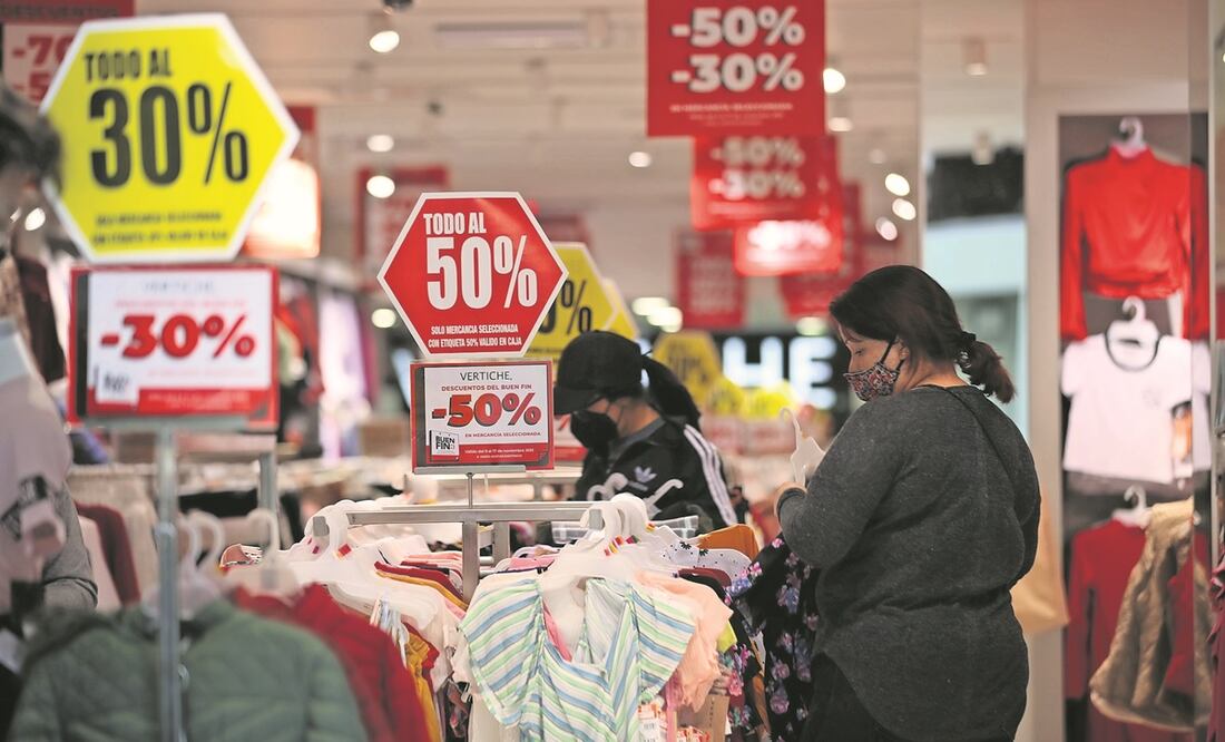 En un recorrido, EL UNIVERSAL detectó una afluencia aceptable, pero en la mayoría de los casos era público que sólo preguntaba por los descuentos. Foto: Valente Rosas. EL UNIVERSAL