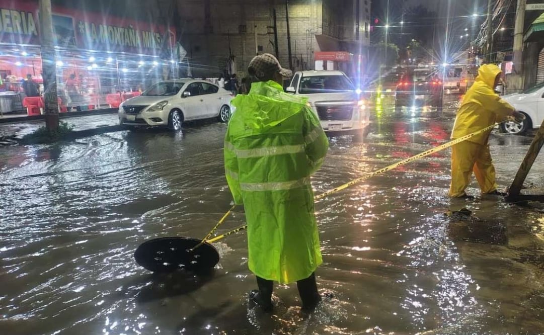 Iztapalapa registra encharcamiento de 100 metros; autoridades trabajan para abatir los niveles de agua.
Foto: Especial.
