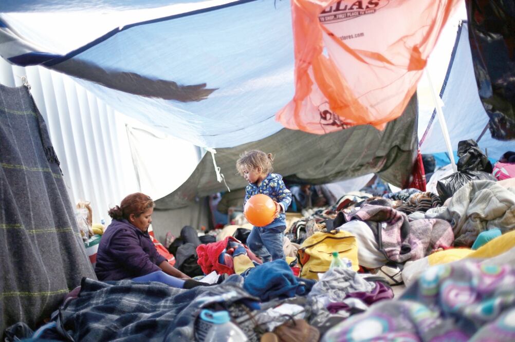 Los migrantes que buscan ingresar a Estados Unidos esperan el inicio de sus trámites, en un campamento cerca del cruce fronterizo de San Ysidro. (EDGAR GARRIDO. REUTERS)