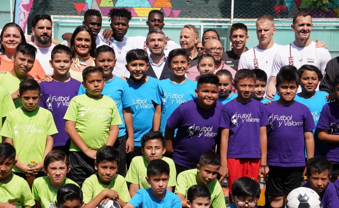 Los integrantes del equipo alemán practicaron jugadas con los infantes, tiros libres y dieron autógrafos a sus admiradores. Foto: Especial 