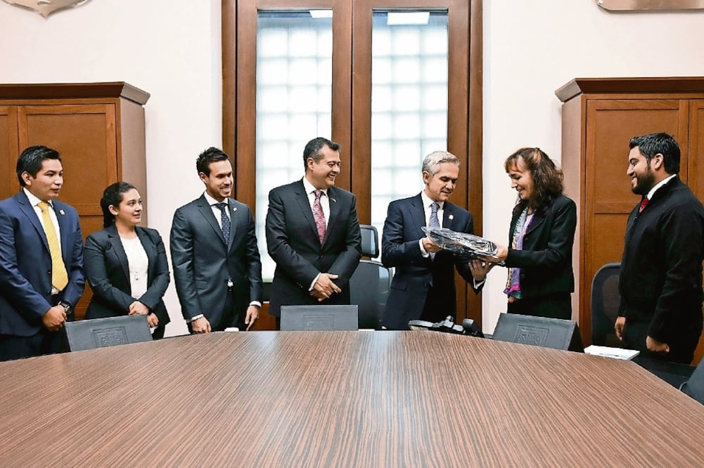 Investigadores de la UNAM entregaron una distinción a Miguel Ángel Mancera por las acciones implementadas en la material. (SEDESO)