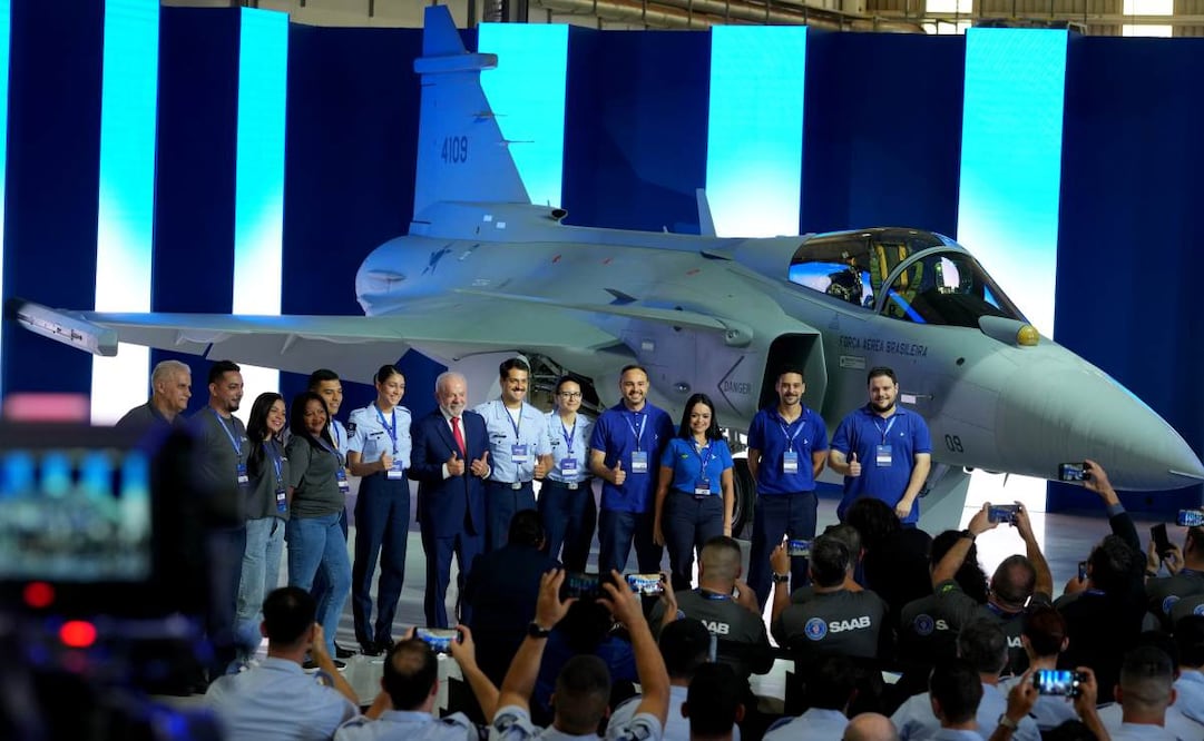Brazilian President Luiz Inacio Lula da Silva poses for photos with Embraer employees next to an F-39E Gripen fighter jet during a ceremony marking the presentation of the first supersonic aircraft assembled in Brazil, developed by Saab, at the Embraer plant in Gaviao Peixoto, Brazil, Wednesday, March 25, 2026. Foto: AP
