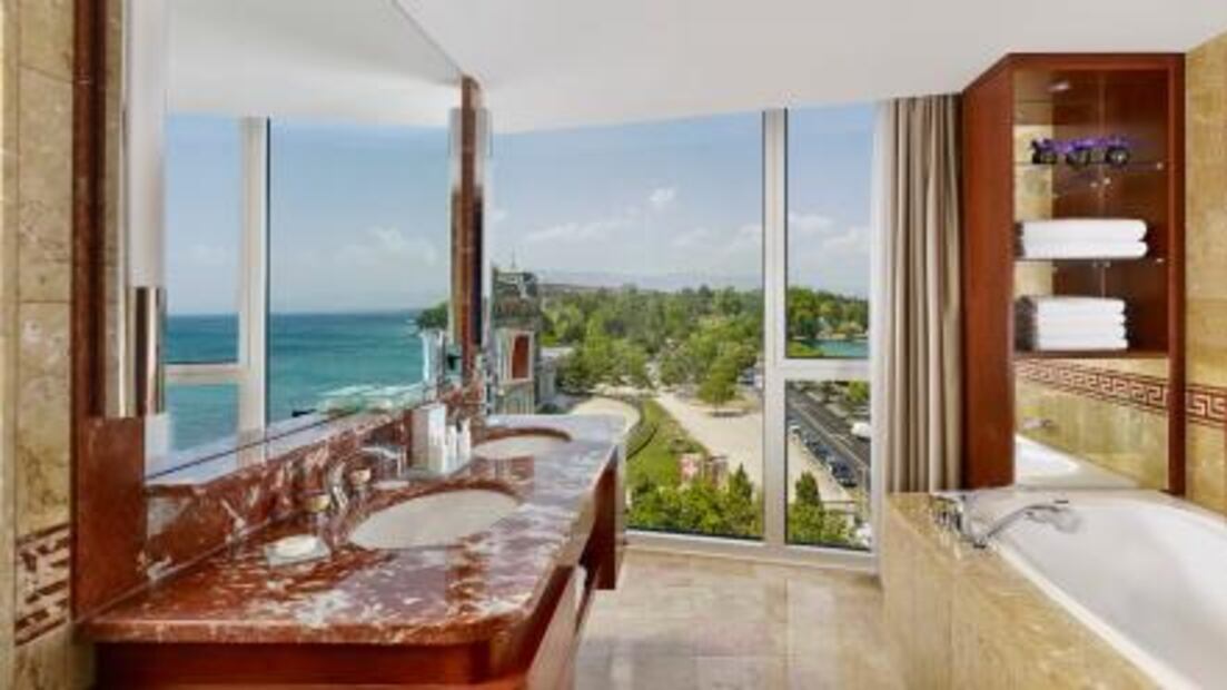 10 hoteles con récord mundial: el más alto, el más profundo, el más caro