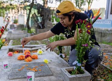 Con velas y flores, honra a los olvidados en los cementerios