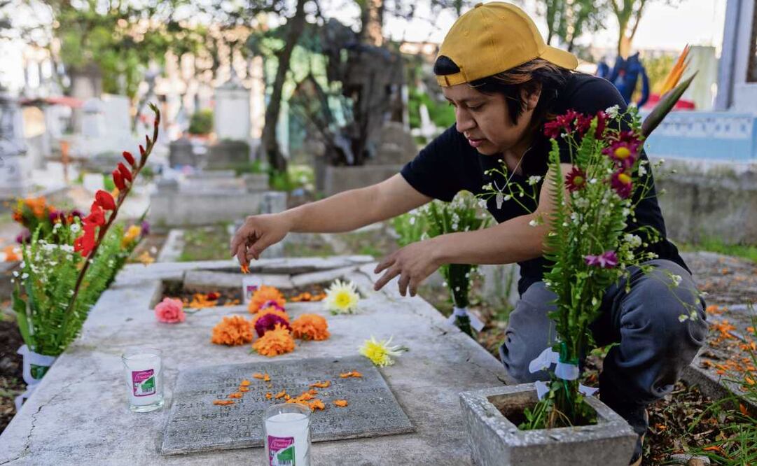 En Día de Muertos, Antoni revive lápidas como la de la familia Hernández en el Panteón de Dolores: despeja maleza, barre, lava con jabón y pinta si es necesario. Foto: Hugo Salvador / EL UNIVERSAL