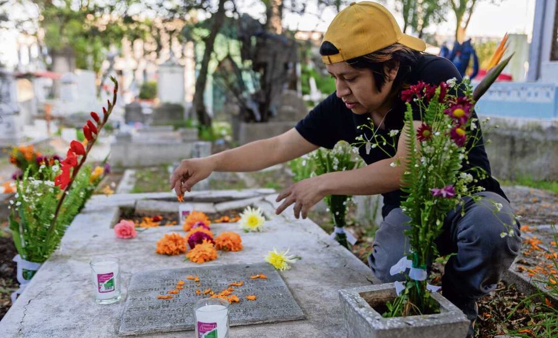 En Día de Muertos, Antoni revive lápidas como la de la familia Hernández en el Panteón de Dolores: despeja maleza, barre, lava con jabón y pinta si es necesario. Foto: Hugo Salvador / EL UNIVERSAL