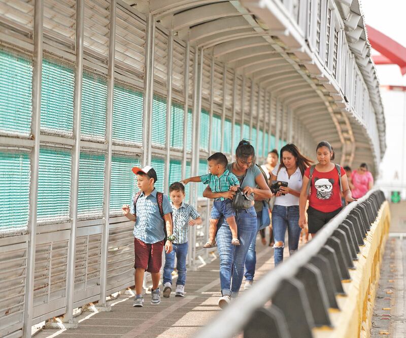 Residente locales con visa atraviesan el puente internacional Puerta México, en Matamoros, Tamaulipas, para entrar a la Unión Americana. Foto: REBECCA BLACKWELL. AP
