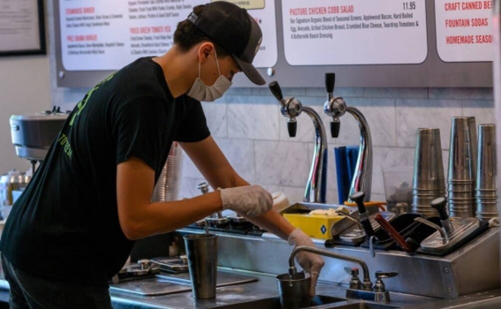 Jóvenes cambian la escuela por trabajos mal pagados ante pandemia de Covid-19 
