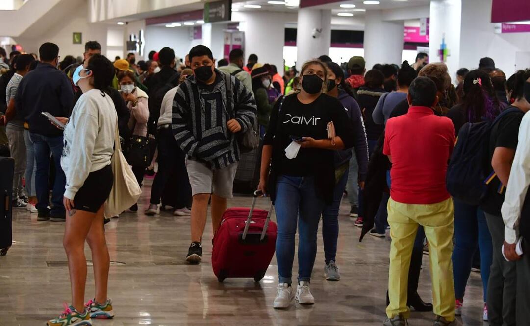 En el Aeropuerto Internacional de la Ciudad de México se registraron aglomeraciones de pasajeros, por la cancelación o demora de vuelos. Foto: Hugo García/ EL UNIVERSAL.