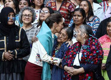 Clauidia Sheinbaum inaugura encuentro textil en Los Pinos; reitera justicia social a las mujeres indígenas