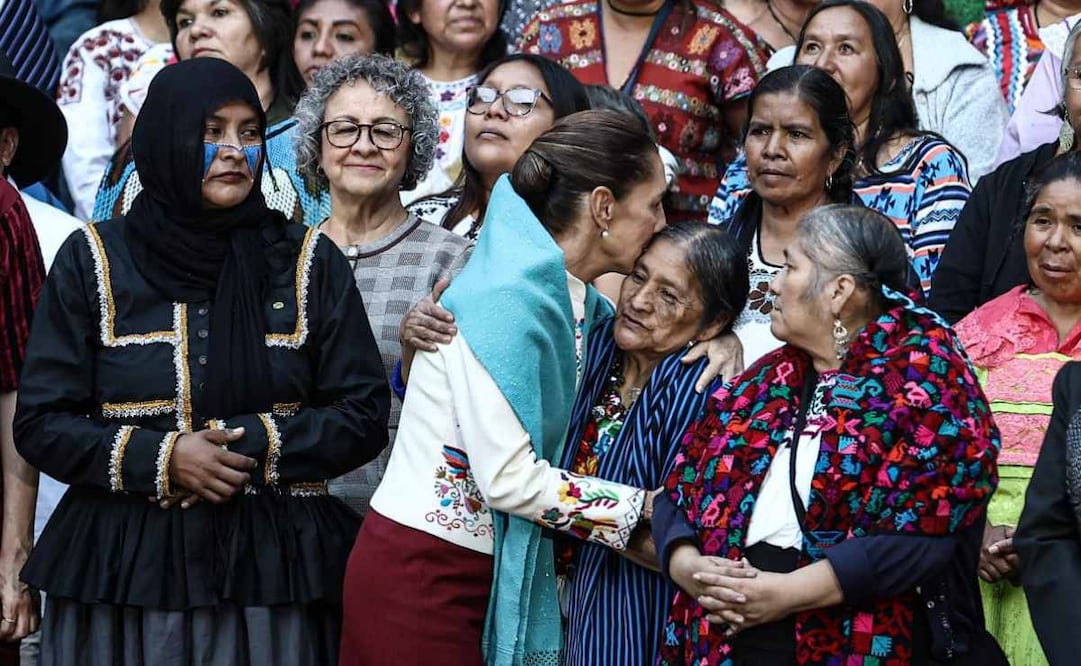 La presidenta Claudia Sheinbaum Pardo preside Original Encuentro de Arte Textil Mexicano, en el Patio Central de Palacio Nacional. Foto: Gabriel Pano/EL UNIVERSAL