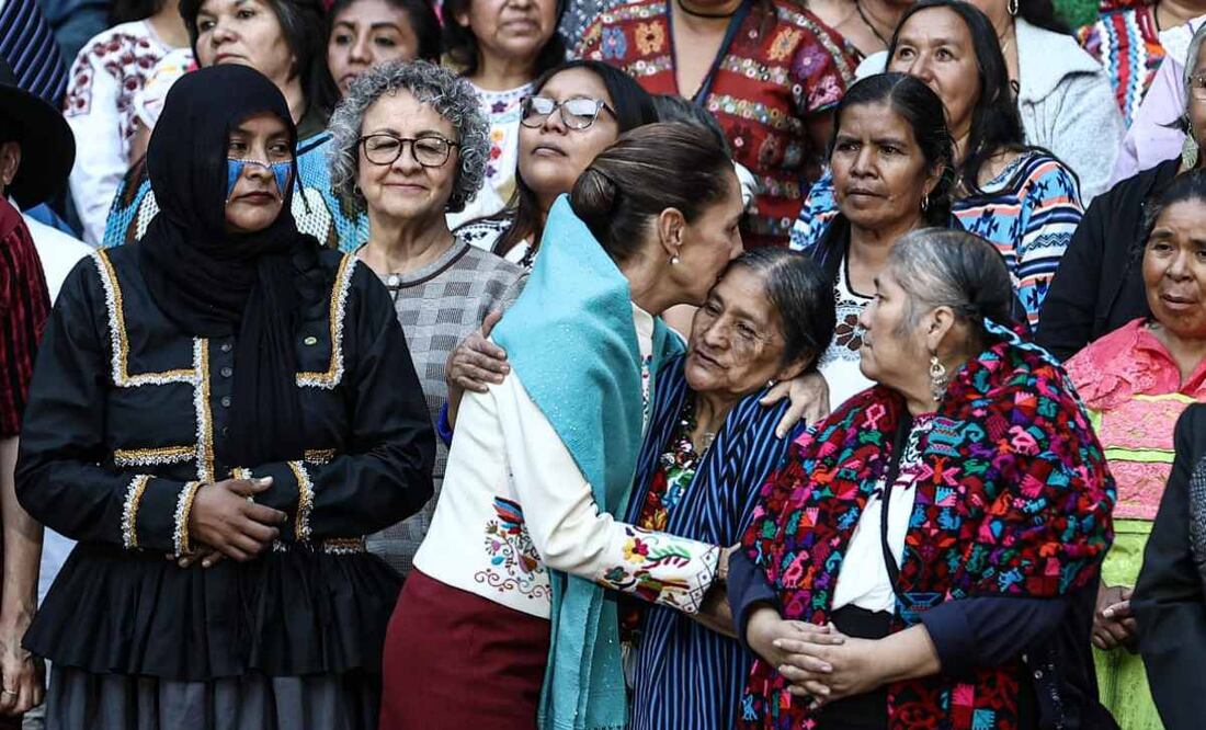 La presidenta Claudia Sheinbaum Pardo preside Original Encuentro de Arte Textil Mexicano, en el Patio Central de Palacio Nacional. Foto: Gabriel Pano/EL UNIVERSAL