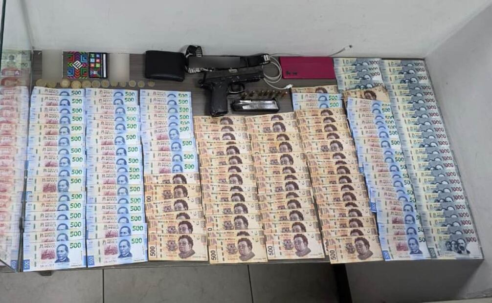Los tres sujetos fueron detenidos con el apoyo de más policías y tras una revisión se les aseguró un arma de fuego, un cargador con varios cartuchos útiles y el dinero que las víctimas habían reportado.
Foto: Especial.